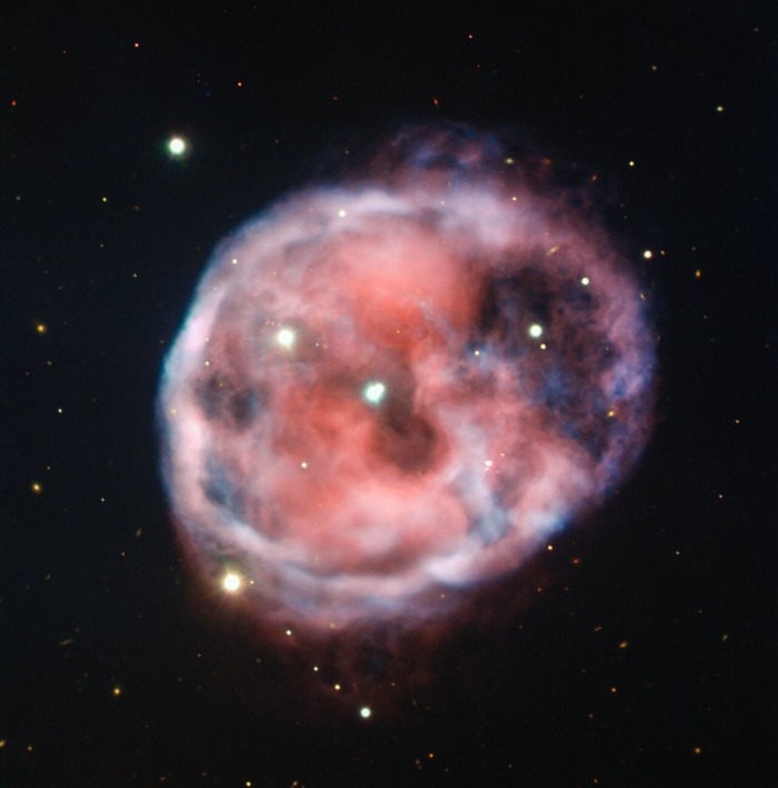 欧洲南方天文台甚大望远镜拍摄到“诡异”的骷髅星云