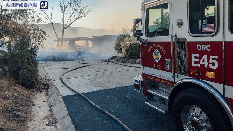 美国南加州邦德山火持续燃烧 当地2.5万居民被要求撤离