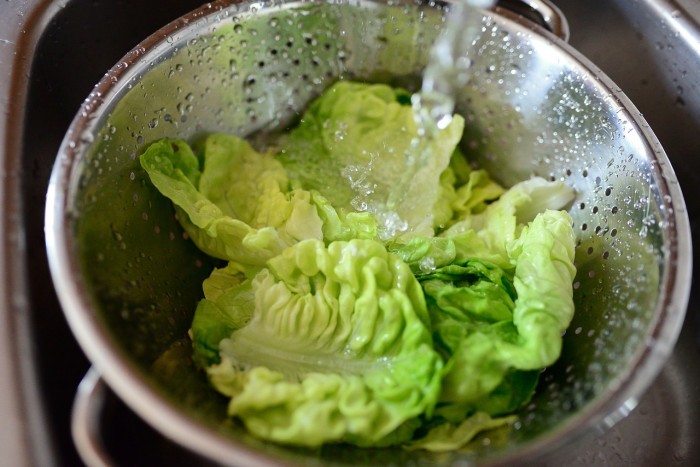 研究表明在水中加入超声波可以更彻底地给清洗蔬菜