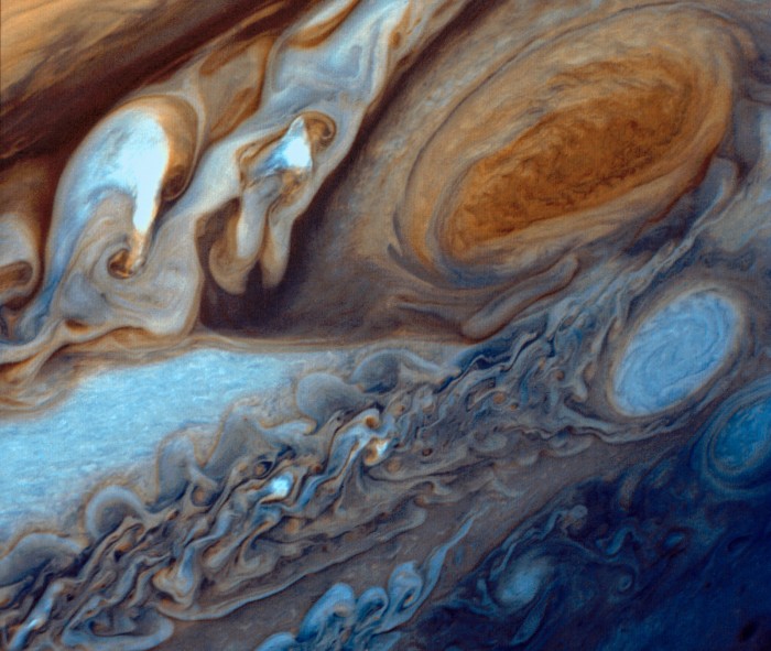 研究发现木星大红斑以小风暴为食 并且无法被小风暴撼动