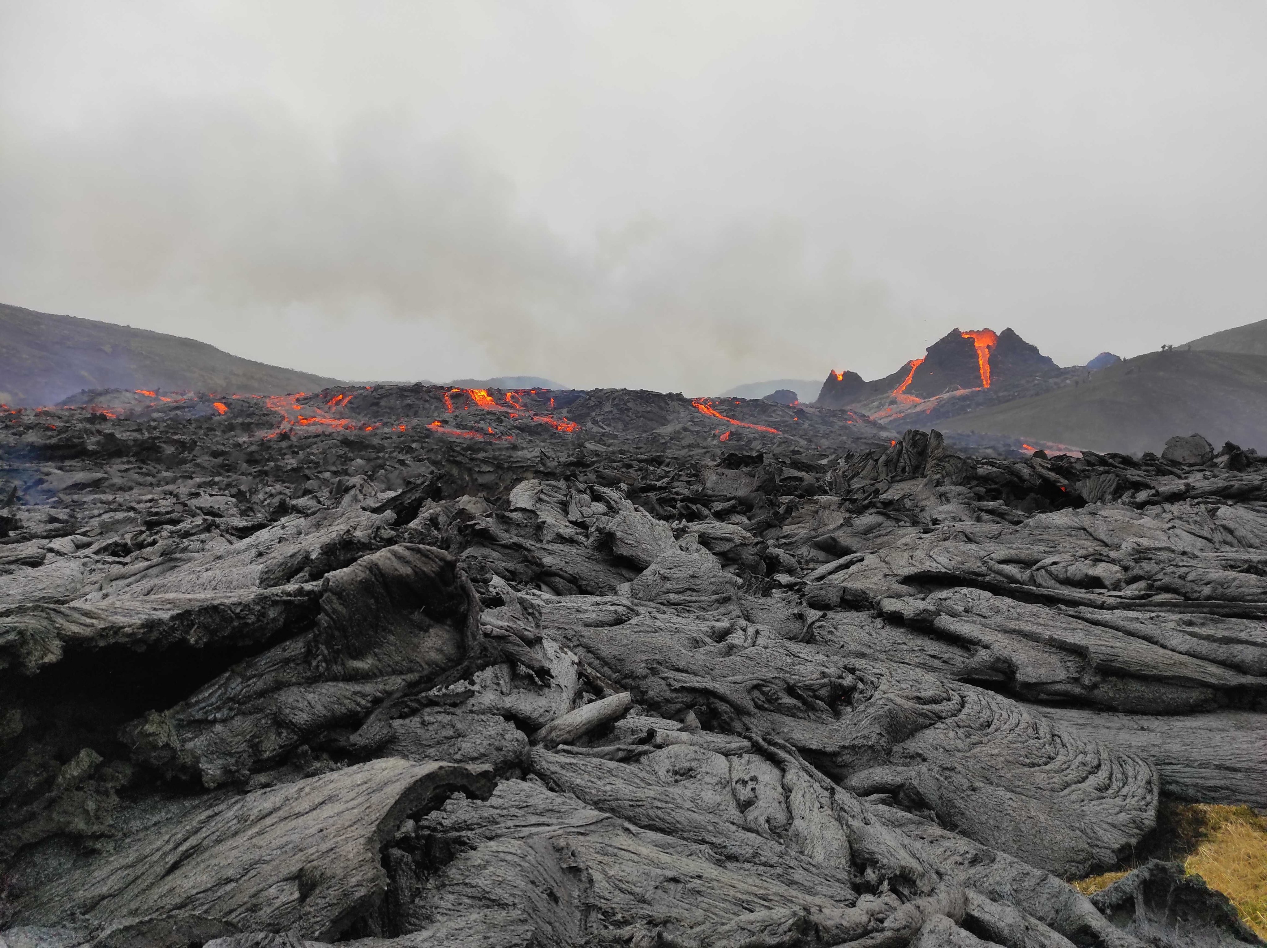 冰岛一火山爆发，800年来首次：震撼无人机视角公布