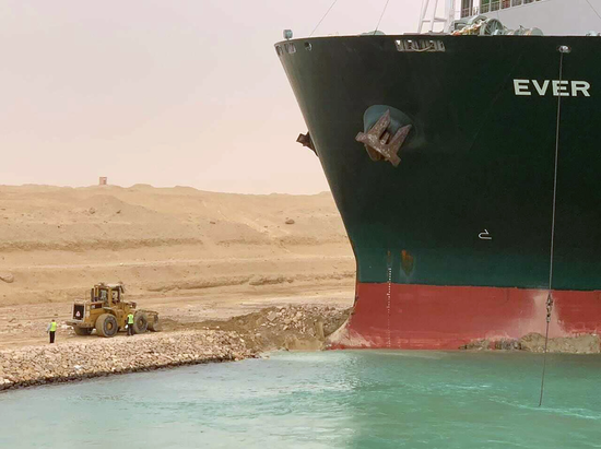 因巨型集装箱轮搁浅致苏伊士运河双向受阻 或波及全球能源市场