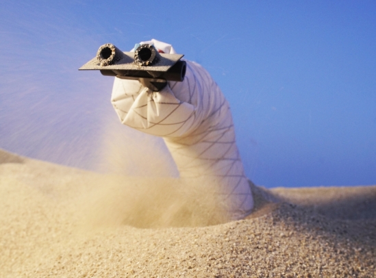 科学家从大自然中汲取灵感 开发出能钻过柔软沙地的蛇形机器人
