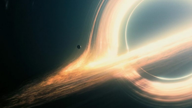 最新数学公式可精确描述黑洞如何扭曲宇宙光