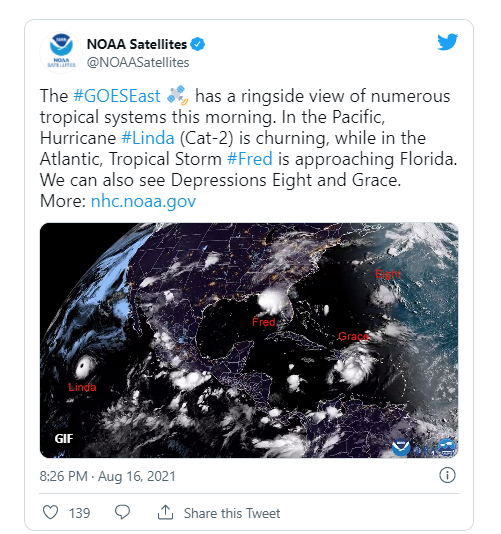 卫星图像同时显示美国野火烟雾和飓风“琳达”在太平洋上空盘旋