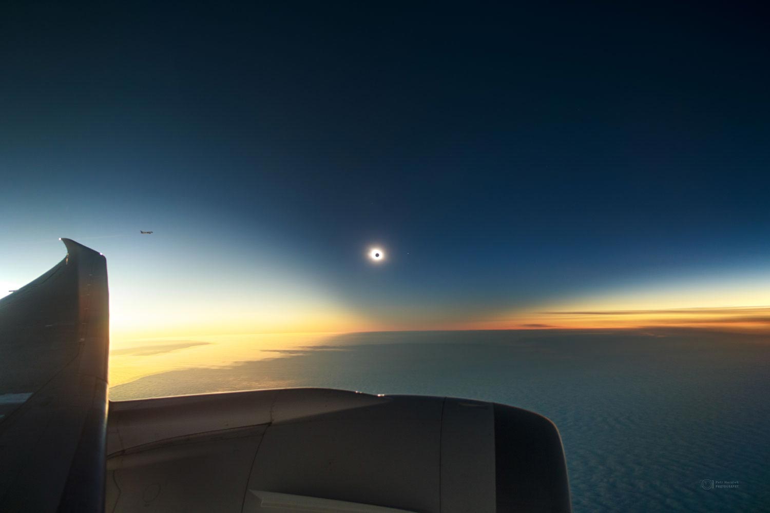 从地球尽头飞过的飞机上捕捉到的南极日全食现场图像