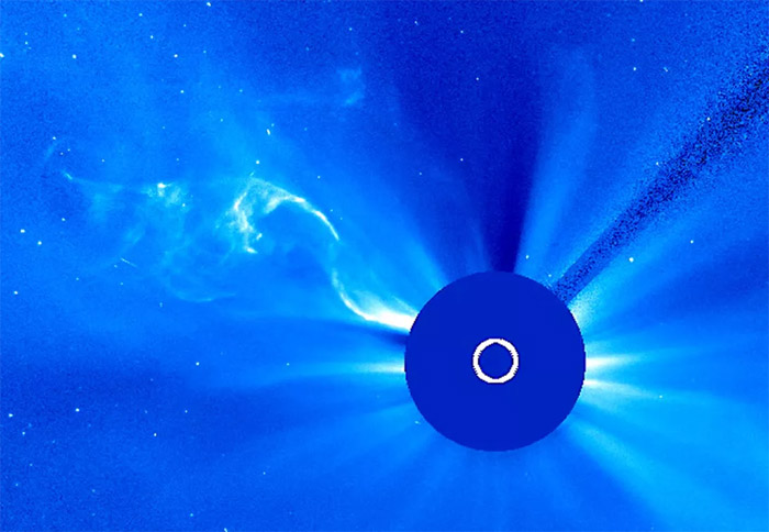 天文学家观察到巨大恒星爆发：威力是以往在太阳上看到的10倍