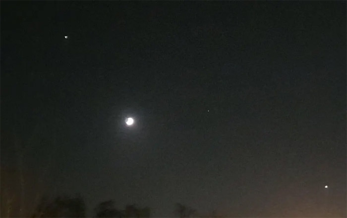 难得一见的“三星伴月”：月球和木星发生合相