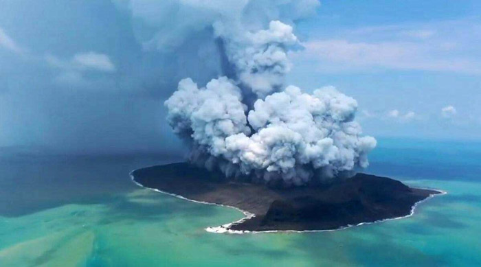 汤加火山喷发引发海啸已致6死：冲击波遍布全球