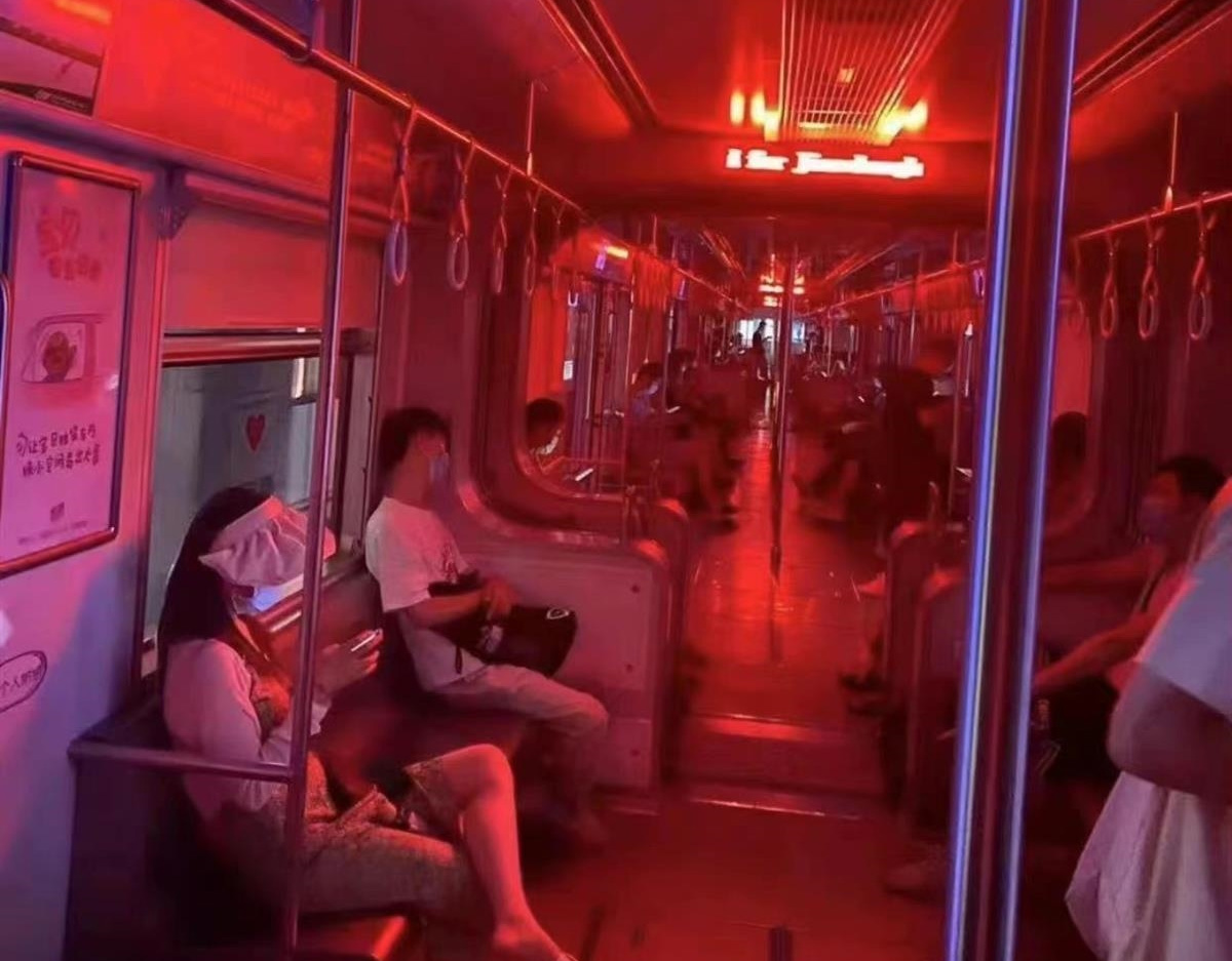 重庆地铁限电关灯 车厢内泛红光宛如密室游戏