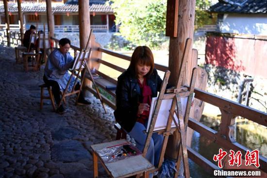 「图片故事」藏在古村落里的“油画人家”