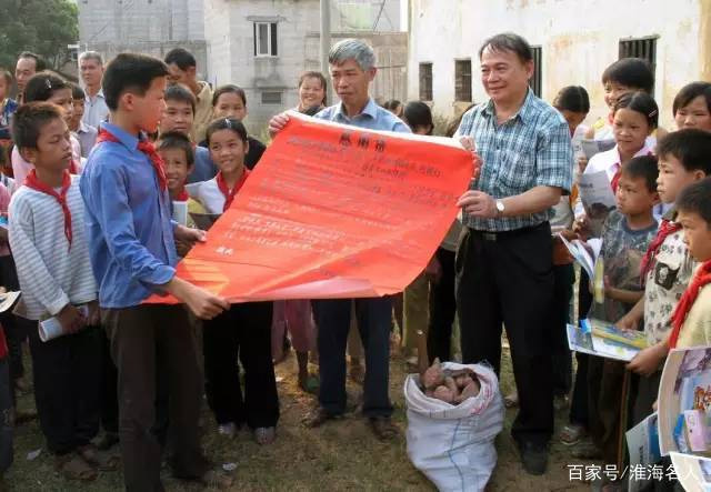 一座城市文化地标——记深圳大芬油画村创始人黄江先生