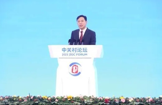 李彦宏:10年后全世界有50%的工作会是提示词工程,百度要做第一个把全部产品重做一遍的公司
