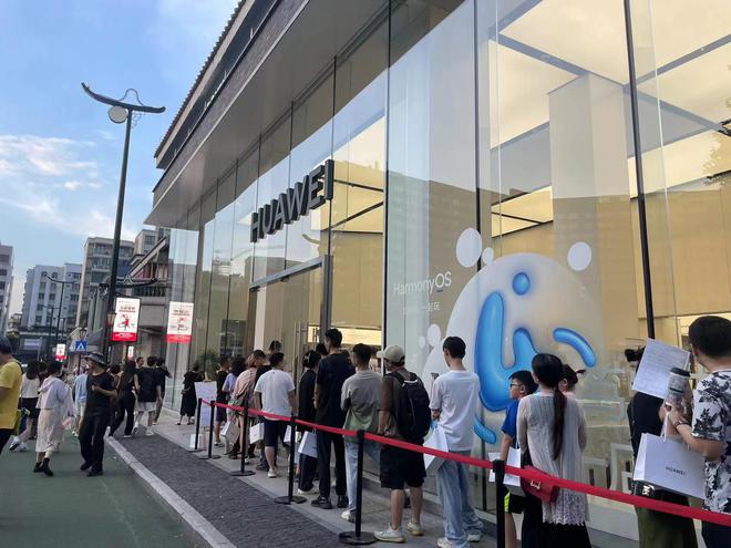 iPhone 15系列发布首日：有电商平台超百万人预约，代拍价格最高500元