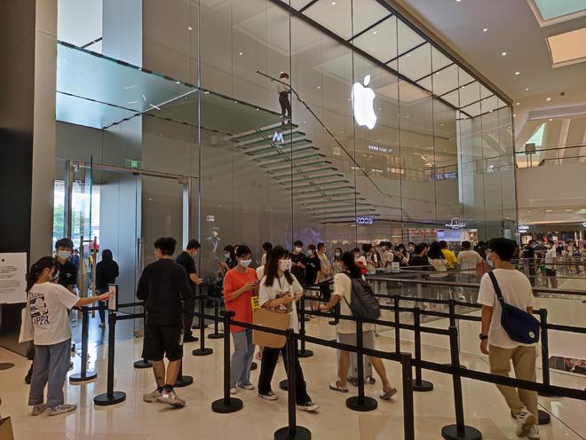 iPhone 15系列发布首日：有电商平台超百万人预约，代拍价格最高500元