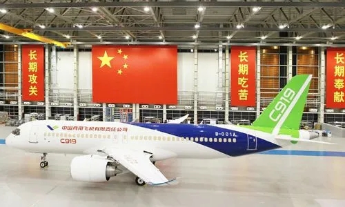 中国东航全球首架C919大飞机首次飞出国门 参加新加坡航展