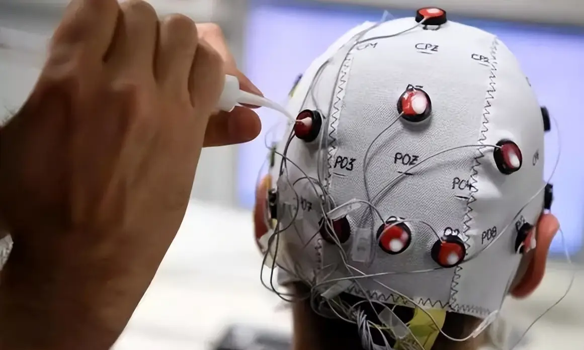 马斯克：首位大脑植入芯片患者已能用意念移动鼠标光标