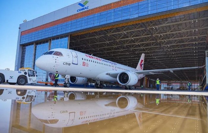 中国产C919和ARJ21飞机首次亮相新加坡航展
